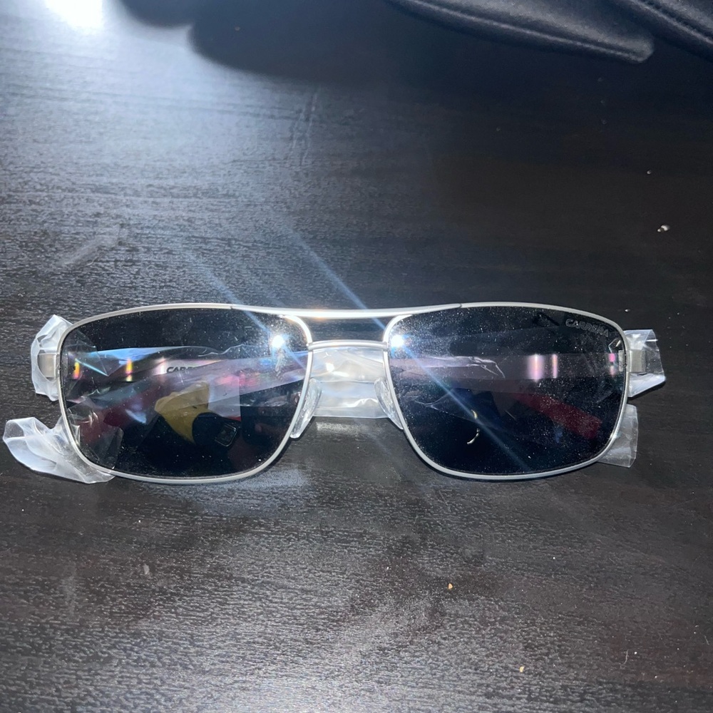 BBRAND NEW SILVER FRAME SUNGLASSES - MODERN STYLE AT A GREAT PRICE